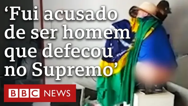 Homem agachado simula defecar