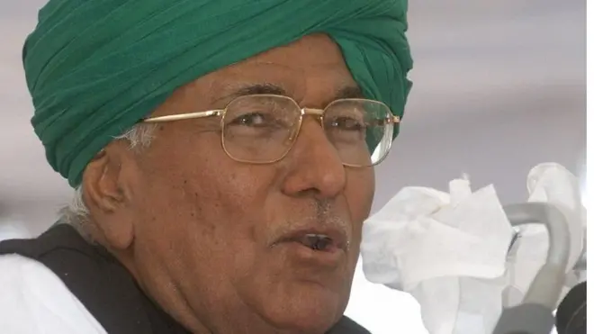Om Prakash Chautala, menurut anaknya, datang ke perpustaan penjara setiap hari.