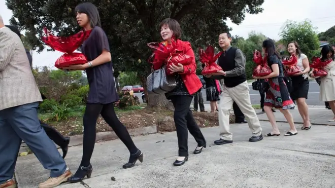 لماذا نسرف في شراء الهدايا للأخرين؟