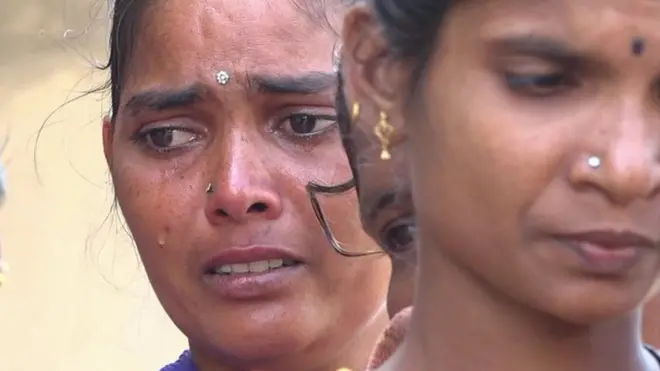 రోదిస్తున్న బాధితుల కుటుంబీకులు