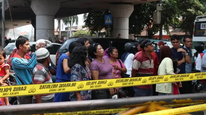 Masyarakat berkerumun di dekat lokasi ledakan bom di Kampung Melayu, Jakarta.