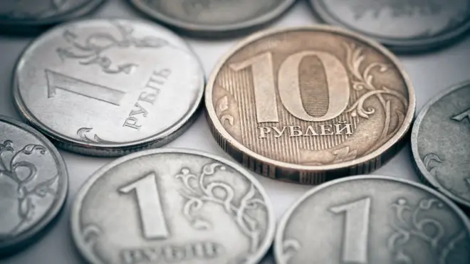 Рубль укрепляется вслед за нефтью после решения ОПЕК сократить добычу