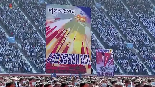 Плакат, где ракеты летят на США