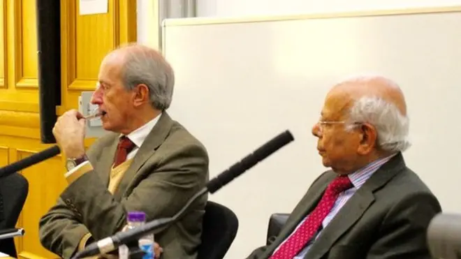 ورلڈ بینک کے چیف اکانومسٹ مارٹن راما (درمیان میں) اور ان کے بائیں جانب پاکستان سٹیٹ بینک کے سابق گورنر ڈاکٹر عشرت حسین لندن سکول آف اکنامکس میں کانفرنس کے دوران