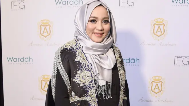 كانت مصممة الأزياء أنيسة حسيبوان تدير شركة رحلات إلى جانب تصميم الأزياء