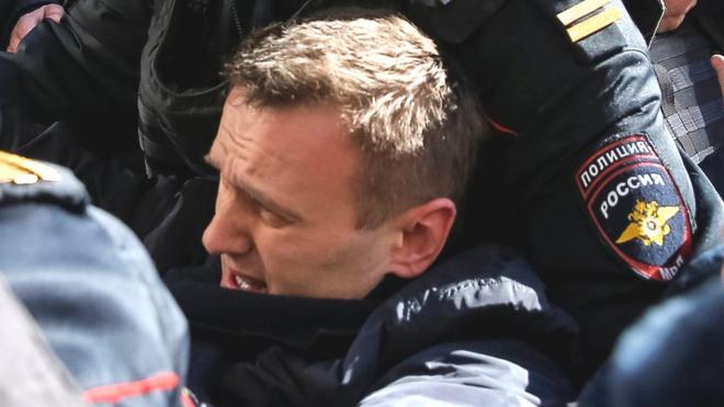 Полиция задерживает Навального