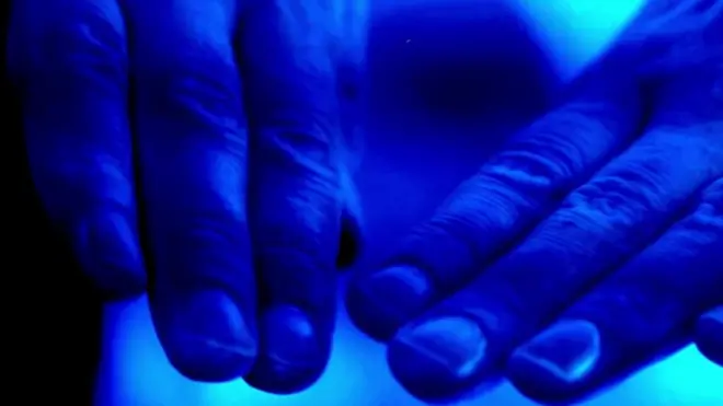 씻지 않은 손으로 바이러스가 전파되는 과정