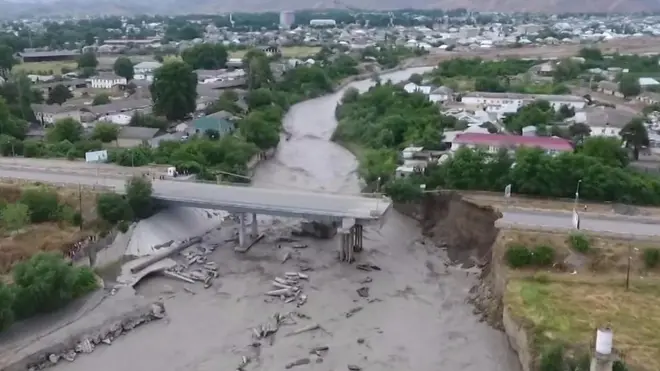 Göyçay çayı üzərində uçan körpünün görüntüləri