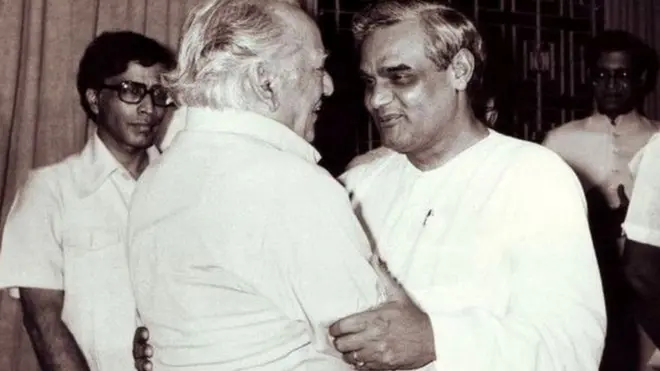 1982માં અટલ બિહારી વાજપેયી સાથે ફૈઝ