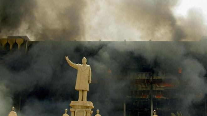 Статуя Саддама Хусейна в 2003 году