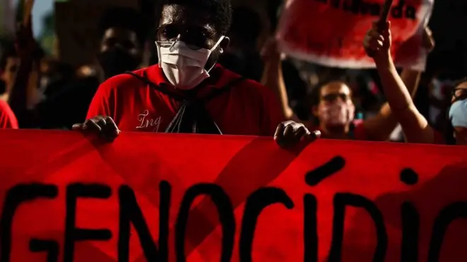 В Бразилии количество умерших от коронавируса превышает 39 тысяч человек. Несмотря на пандемию, люди выходят на протесты.