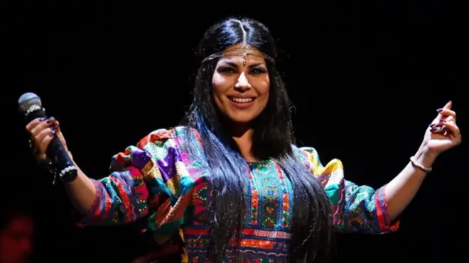 أريانا سعيد المعروفة باسم "مادونا الأفغانية" تروي تجربة هروبها من أفغانستان.