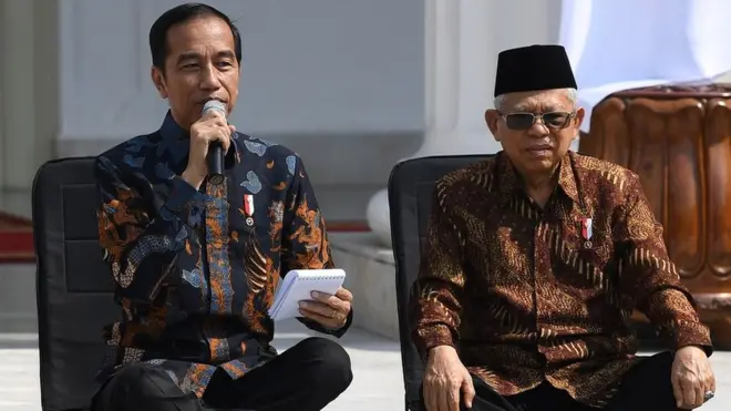 Presiden Joko Widodo (kiri) didampingi Wapres Ma'ruf Amin memperkenalkan jajaran menteri Kabinet Indonesia Maju di tangga beranda Istana Merdeka, Jakarta, Rabu (23/10).