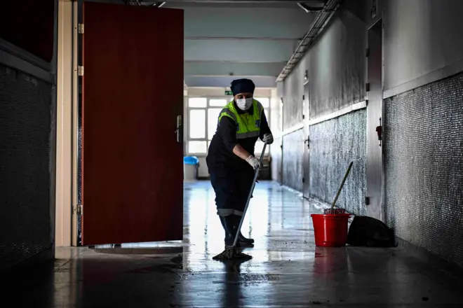 Okulda temizlik yapan bir ABB çalışanı 