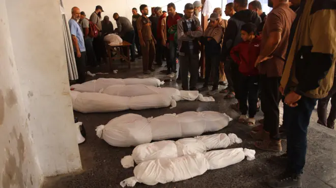 جثث فلسطينيين بينهم أطفال عند المستشفى المعمداني الأهلي بعد هجوم للجيش الإسرائيلي على جباليا، في 23 أكتوبر/تشرين الأول 2024