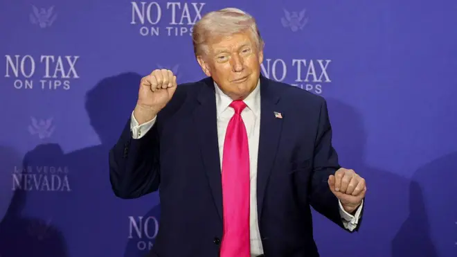 Trump klasik dans figürünü yapıyor, bir eli yukarıda bir eli aşağıda 