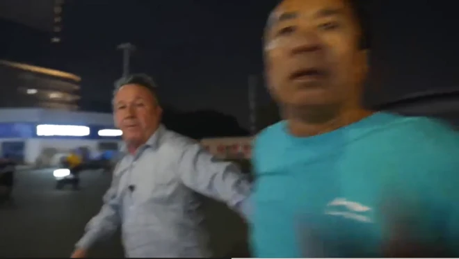 車暴走現場での取材を妨害されたスティーヴン・マクドネルBBC中国特派員（左）