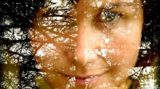 صبي ينظر من النافذة