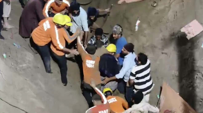 ਬੱਚੇ ਨੂੰ ਬੋਰਵੈੱਲ ਵਿੱਚੋਂ ਬਾਹਰ ਕੱਢਦੇ ਰਾਹਤ ਕਰਮੀ