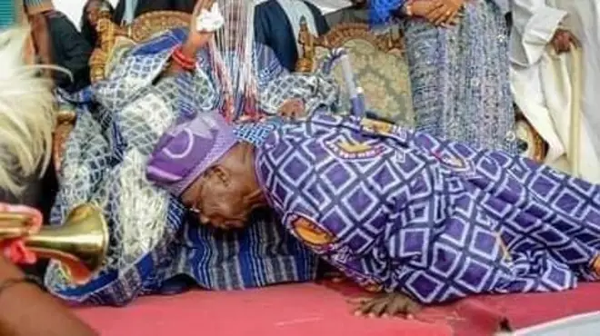 Aworan Olusegun Obasanjo to n dọbalẹ fun ori ade 