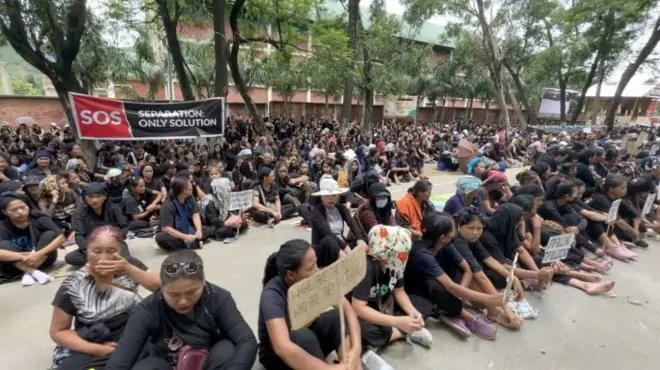 चुराचांदपुर में विरोध प्रदर्शन करती महिलाएं