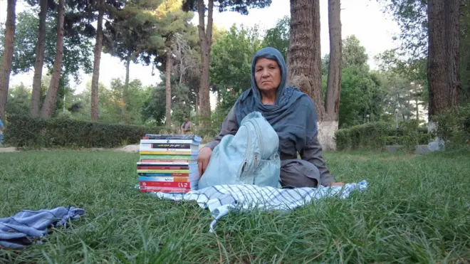 avganistnka prodaje knjige i prkosi talibanima