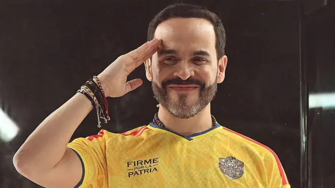 Abelardo de la Espriella, con la camiseta de Colombia, se lleva la mano al lateral de la cabeza mientras sonríe al dirigirse a sus seguidores el 21 de junio de 2026