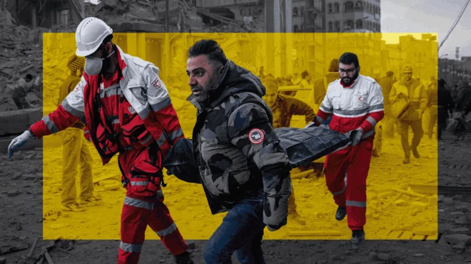 رسم بياني لأربعة أشخاص يحملون نقالة مع شكل مستطيل أصفر في الخلفية