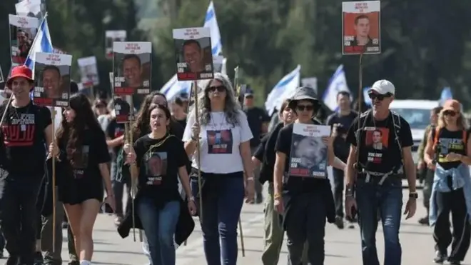 यरूशलम की ओर मार्च करते हमास की ओर से बंधक बनाए गए इसराइली लोगों के परिजन
