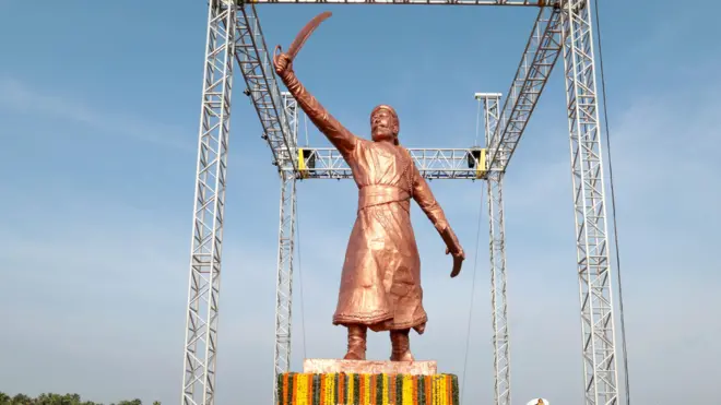 4 डिसेंबर 2023 रोजी अनावरण केलेला हाच पुतळा आता कोसळला आहे.