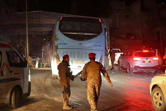 حافلات تقل عناصر من قوات سوريا الديمقراطية تغادر حي الشيخ مقصود بموجب اتفاقية إجلاء عقب عمليات الجيش