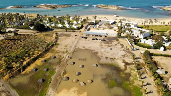 تُظهر هذه الصورة الملتقطة في 25 يناير/ كانون الثاني 2022 منظرًا جويًا لشاطئ دور، شمال مدينة قيساريا على ساحل البحر الأبيض المتوسط