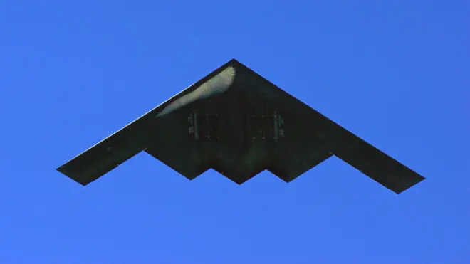 Bombardeiro B2 voando nos céus