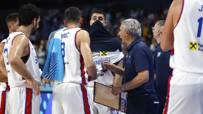 pešić drži tajm-aut, pešić i košarkaši srbije na evropskom prvenstvu