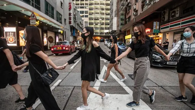 香港示威者手牵手在油麻地街头
