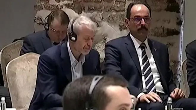 Roman Abramovič na pregovorima u Istanbulu pored Ibrahima Kalina, savetnika turskog predsednika Redžepa Tajipa Erdogana