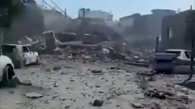 زعم متداولو الفيديو أن القصف الإسرائيلي استهدف جنازة وقتل عشرة أشخاص.