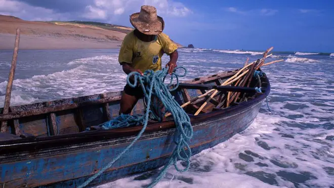 Pescador em pequena embarcação em Jericoacoara (CE)