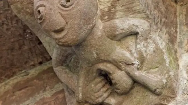 Una de las figuras más representativas se encuentra en la iglesia de Santa María y San David en Kilpeck, Herefordshire (Inglaterra).