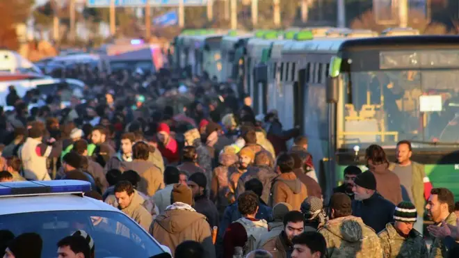 دا ګام وروسته تر هغه پورته شو، چې د حلب ختیځ کې د حکومت مخالفو وسله والو ترکنټرول لاندې دوو کلیو کې شاوخوا ۱۲۰۰ کسان کلابند پاتې شول.