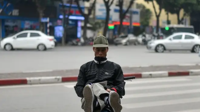 Báo Việt Nam nói nồng độ bụi Hà Nội tăng cao, người bệnh tim mạch, hô hấp "cần hạn chế ra ngoài đường"