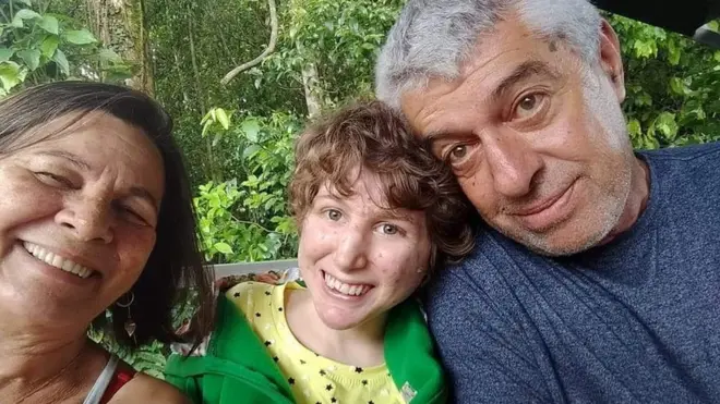 Graça, a Carola e o Sergio Maduro na casa da famíliazebet documentPetrópolis (RJ) - jovem tem autismo severo