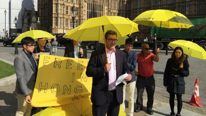 今年九月，罗杰斯出席伦敦港人举办的雨伞运动纪念