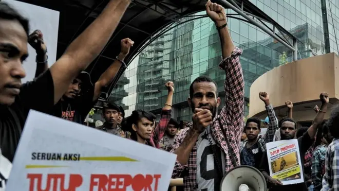 Sejumlah warga Papua menggelar unjuk rasa menuntut penutupan perusahaan tambang Freeport di Papua, Jakarta, 29 Maret 2018.