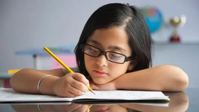 కళ్లద్దాలు పెట్టుకున్న అమ్మాయి