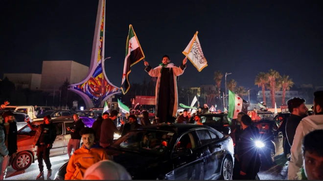 السوريون يحتفلون في شوارع دمشق بعد توقيع الاتفاق بين قوات سوريا الديمقراطية والرئاسة السورية 