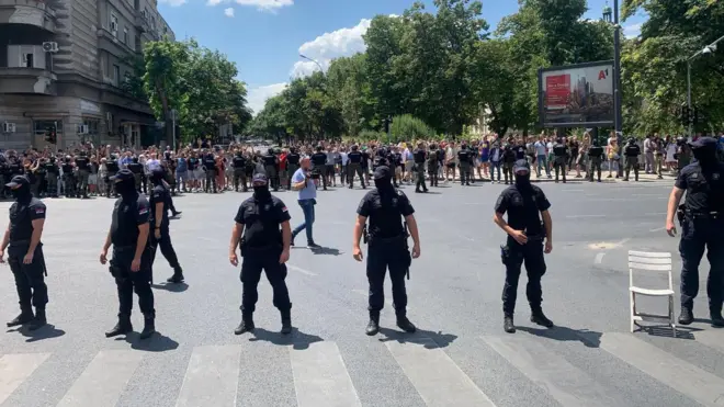 Policajci stoje na ulici