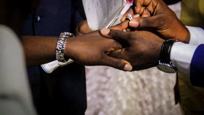 Aworan ọwọ ololufẹ lasiko ti ọkọ n fi oruka si iyawo lọwọ