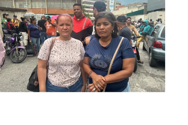 Jenny Merentes et Coralia García devant Zona 7, un centre de détention situé dans l'est de Caracas.