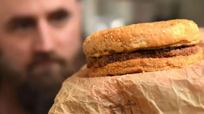 У 2019 році австралієць показав "Біг-Мак", який, за його словами, він купив у 1995 році